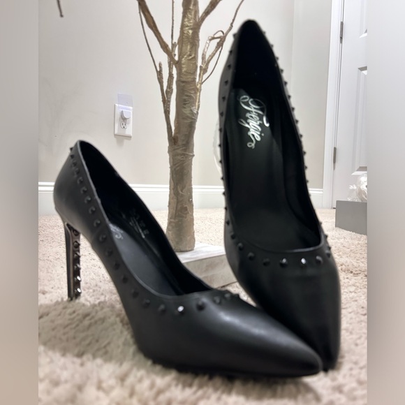 Like new Woman’s Size 11 Black Fergie Helix Pumps - Picture 5 of 5